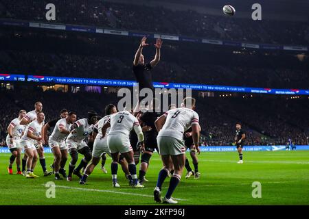 Brodie Retallick della Nuova Zelanda vince una line out durante l'Autunno Internazionale al Twickenham Stadium, Londra. Data immagine: Sabato 19 novembre 2022. Foto Stock