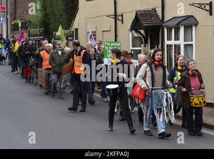 I gruppi ambientalisti di tutto lo Shropshire si sono Uniti al giorno d'azione della Global Justice Coalition "Call the Alarm" a Ironbridge. Foto Stock