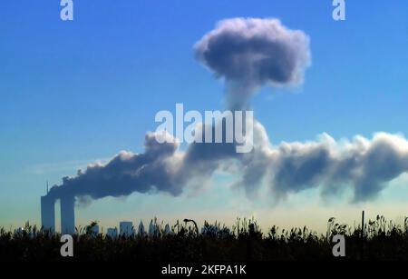 Una nuvola di funghi si forma su Manhattan dopo che il secondo aereo ha colpito le torri del World Trade Center il 11 settembre 2001. Foto Stock