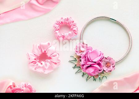 Seta rosa Scroccante isolato su sfondo bianco. Acconciatura di capelli  colorati elastici, Bobble Scrunchie Hairband. Immagine quadrata Foto stock  - Alamy