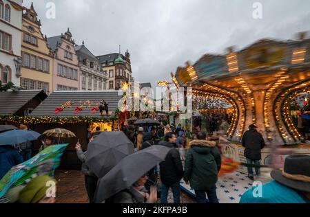 Treviri, Germania. 19th Nov 2022. La gente visita il mercato di Natale a Treviri un giorno dopo l'apertura. Il mercato decorato in modo fantastico è aperto fino al 22 dicembre. Credit: Harald Tittel/dpa/Alamy Live News Foto Stock