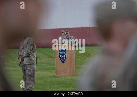 Comando Sgt. Alex Kupratty, Senior Enlisted Advisor for 2nd Fanty Brigade Combat Team (Airborne), 11th Airborne Division parla a 11th soldati della Divisione Airborne durante la cerimonia di riconoscimento di ciò che significa guadagnare il loro badge Expert Field Medic, Expert Infantryman o Expert Soldier su Pershing Field 30 settembre 2022. (Foto di staff Sgt. Christopher Dennis/ 11th Ufficio Affari pubblici della Divisione Airborne) Foto Stock