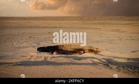 Il cratere di gas Darvaza, conosciuto anche come il Gates of Hell. Vista panoramica del famoso cratere di gas naturale in Turkmenistan, che brucia nel corso dei decenni. Foto Stock