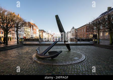 Memorial Anchor - punto di riferimento storico a Copenhagen, Danimarca, sul canale Nyhavn Foto Stock