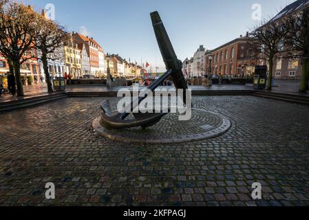 Memorial Anchor - punto di riferimento storico a Copenhagen, Danimarca, sul canale Nyhavn Foto Stock