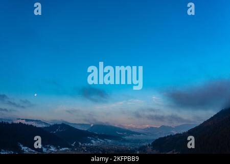 Montagna paesaggio atmosferico di alte montagne in fitta nebbia in tempo piovoso, panorama di cime di montagna in fitte nuvole, alba in montagna in ea Foto Stock