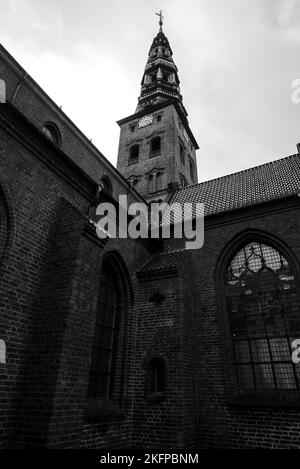 St Chiesa di Pietro, Copenaghen, Danimarca. (St. Petri Kirke) Una chiesa gotica scandinava nella capitale danese. Sankt Petri. Bianco e nero gotico. Foto Stock