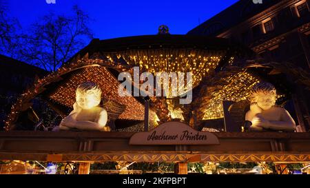 Primo piano di splendidi angeli di Natale al tradizionale mercatino di Natale Engelchen-Markt di Düsseldorf/Germania. Foto Stock