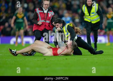 Manchester, Regno Unito. 18th Nov 2022. Uno streaker durante la finale 2021 della Coppa del mondo di Rugby League 2021 tra Australia e Samoa a Old Trafford, Manchester, Inghilterra, il 19 novembre 2022. Foto di David Horn. Credit: Prime Media Images/Alamy Live News Foto Stock