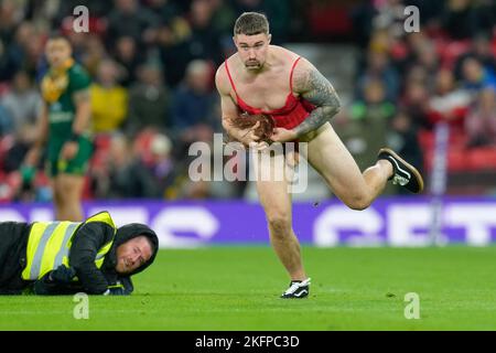 Manchester, Regno Unito. 18th Nov 2022. Uno streaker durante la finale 2021 della Coppa del mondo di Rugby League 2021 tra Australia e Samoa a Old Trafford, Manchester, Inghilterra, il 19 novembre 2022. Foto di David Horn. Credit: Prime Media Images/Alamy Live News Foto Stock