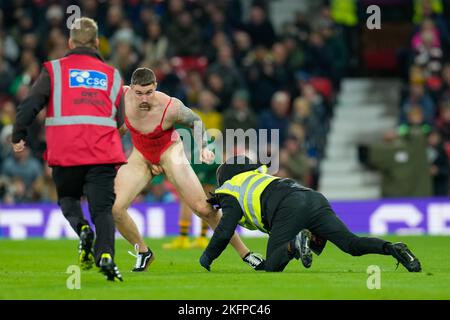 Manchester, Regno Unito. 18th Nov 2022. Uno streaker durante la finale 2021 della Coppa del mondo di Rugby League 2021 tra Australia e Samoa a Old Trafford, Manchester, Inghilterra, il 19 novembre 2022. Foto di David Horn. Credit: Prime Media Images/Alamy Live News Foto Stock