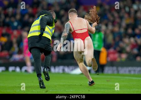 Manchester, Regno Unito. 18th Nov 2022. Uno streaker durante la finale 2021 della Coppa del mondo di Rugby League 2021 tra Australia e Samoa a Old Trafford, Manchester, Inghilterra, il 19 novembre 2022. Foto di David Horn. Credit: Prime Media Images/Alamy Live News Foto Stock