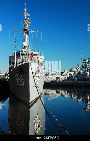 La USS Joseph P Kennedy è ormeggiata con altre navi della marina a Battleship Cove del Fall River Heritage state Park in Massachusetts Foto Stock