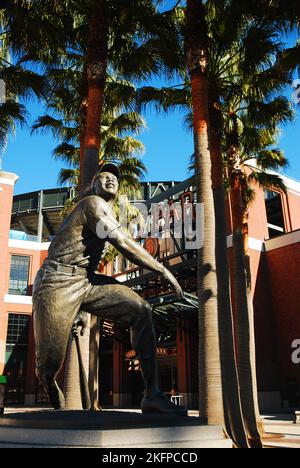 Una scultura di baseball grande Willie Mays, si trova di fronte a Oracle Park, casa dei San Francisco Giants Foto Stock