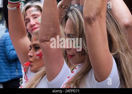South Molton Street, Londra, Regno Unito. 19th Nov 2022. Protesta al di fuori dell'ambasciata del Qatar e dei prossimi Mondiali di calcio e dei paesi che registrano i diritti umani. Credit: Matthew Chattle/Alamy Live News Foto Stock