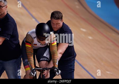 Berlino, Germania. 19th Nov 2022. Ciclismo/pista: Champions League, 2nd^ tappa. Apertura della UCI Track Champions League al Velodrom di Berlino. Pauline Grabosch dalla Germania all'inizio di Keirin. Credit: Jean-Marc Wiesner/dpa/Alamy Live News Foto Stock