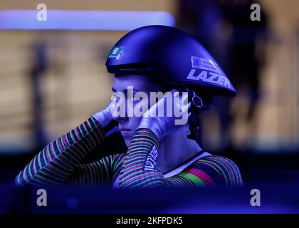 Berlino, Germania. 19th Nov 2022. Ciclismo/pista: Champions League, 2nd^ tappa. Apertura della UCI Track Champions League al Velodrom di Berlino. Pauline Grabosch dalla Germania si prepara per il Keirin. Credit: Jean-Marc Wiesner/dpa/Alamy Live News Foto Stock