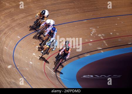 Berlino, Germania. 19th Nov 2022. Ciclismo/pista: Champions League, 2nd^ tappa. Donne Keirin con Pauline Grabosch (l-r) dalla Germania, Emma Finucane dalla Gran Bretagna, Mathilde Gros dalla Francia, Olena Starikova dall'Ucraina, Helena Casas Roigé dalla Spagna, Laurine van Riessen dai Paesi Bassi. Il calore è vinto da Olena Starikova dall'Ucraina. Credit: Jean-Marc Wiesner/dpa/Alamy Live News Foto Stock