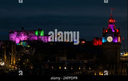 Il castello di Edimburgo e la torre dell'orologio del Balmoral Hotel si illuminarono di notte durante l'evento Castle of Light Scotland, UK Foto Stock