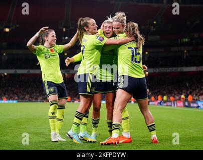 Alessia Russo (centro) del Manchester United festeggia con i compagni di squadra dopo aver segnato il terzo gol della partita durante la partita della Barclay Women's Super League all'Emirates Stadium, Londra. Data immagine: Sabato 19 novembre 2022. Foto Stock