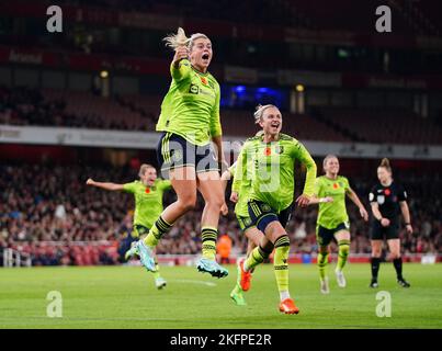 Alessia Russo (a sinistra) del Manchester United festeggia il terzo goal del gioco durante la partita della Barclay Women's Super League presso l'Emirates Stadium, Londra. Data immagine: Sabato 19 novembre 2022. Foto Stock