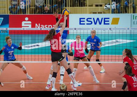 Wiesbaden, Germania. 19th Nov 2022. Wiesbaden, Germania, 19th 2022 novembre: Rachel Anderson (17 Wiesbaden) e Kayla Haneline (13 Dresda) giocano la palla durante il maintround degli anni '1. Partita di pallavolo della Bundesliga Frauen tra VC Wiesbaden e Dresdner SC allo Sporthalle am Platz der Deutschen Einheit di Wiesbaden, Germania. (Norina Toenges/Sports Press Photo/SPP) Credit: SPP Sport Press Photo. /Alamy Live News Foto Stock