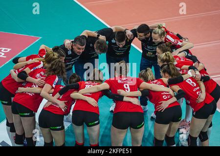 Wiesbaden, Germania. 19th Nov 2022. Wiesbaden, Germania, novembre 19th 2022: Dredner SC team huddle prima del maintround della 1. Partita di pallavolo della Bundesliga Frauen tra VC Wiesbaden e Dresdner SC allo Sporthalle am Platz der Deutschen Einheit di Wiesbaden, Germania. (Norina Toenges/Sports Press Photo/SPP) Credit: SPP Sport Press Photo. /Alamy Live News Foto Stock