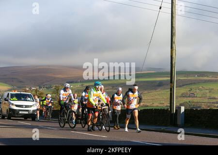 Kevin Sinfield e la sua squadra nel giorno 7 della sua sfida Ultra7 in 7 da Edimburgo a Manchester nel novembre 2022, raccogliendo denaro per MND Charities Foto Stock