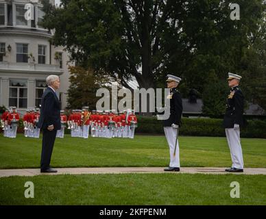 Il generale James F. Amos, 35th Comandante del corpo della Marina (USMC Ret) è all'attenzione durante una cerimonia di ritiro a Marine Barracks Washington, Washington D.C., 30 settembre 2022. Il Lt. Gen. Rudder comandò le forze marine degli Stati Uniti, le forze marine del Pacifico e della flotta dal luglio 2020 al settembre 2022. Foto Stock