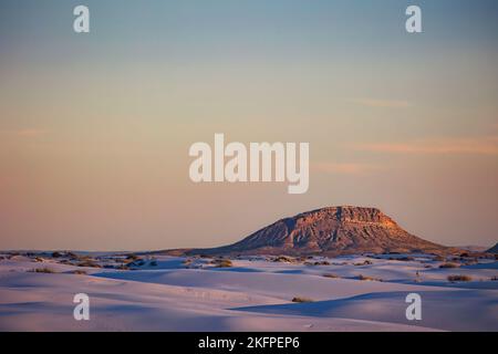 Una vista serale del deserto del New Mexico dal Parco Nazionale di White Sands. Foto Stock