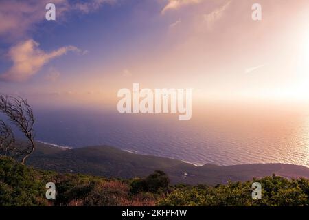 Tramonto sulla baia di Navarino a Pilo a Messenia, Grecia. Foto Stock