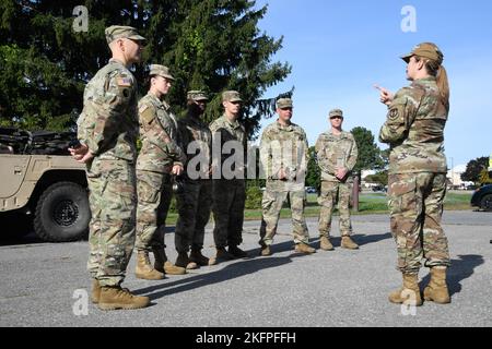 Il col. Taona Enriquez, comandante dell'installazione, presenta la sua moneta ai soldati della Guardia Nazionale dell'Esercito del Massachusetts presso la base dell'aeronautica di Hanscom, messa, settembre 30. La National Guard ha fornito personale e un veicolo per il rifornimento durante un'interruzione di corrente che ha interessato parti dell'installazione. Foto Stock