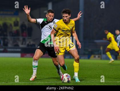 Burton upon Trent, Regno Unito. 19th Nov 2022. Il centrocampista di Burton Albion Terry Taylor (23) scude la palla dal centrocampista di Plymouth Argyle Jordan Houghton (4) durante la partita della Sky Bet League 1 Burton Albion vs Plymouth Argyle allo Stadio Pirelli, Burton upon Trent, Regno Unito, 19th novembre 2022 (Foto di Stanley Kasala/News Images) a Burton upon Trent, Regno Unito il 11/19/2022. (Foto di Stanley Kasala/News Images/Sipa USA) Credit: Sipa USA/Alamy Live News Foto Stock