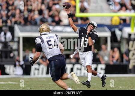 19 novembre 2022: Il quartback di UCF Knights MIKEY KEENE (13) lancia la palla durante la University of Central Florida Knights e la partita di calcio NCAA dei Navy Midshipmen al FBC Mortgage Stadium di Orlando, Florida, il 19 novembre 2022. (Credit Image: © Cory Knowlton/ZUMA Press Wire) Foto Stock