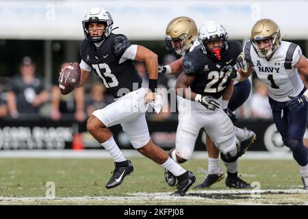 19 novembre 2022: Il quartback di UCF Knights MIKEY KEENE (13) gestisce la palla durante la University of Central Florida Knights e la partita di football NCAA dei Navy Midshipmen al FBC Mortgage Stadium di Orlando, Florida, il 19 novembre 2022. (Credit Image: © Cory Knowlton/ZUMA Press Wire) Foto Stock