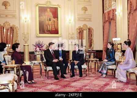 Bangkok. 19th Nov 2022. Il presidente cinese Xi Jinping e Madame Peng Liyuan incontrano il re tailandese Maha Vajiralongkorn Phra Vajiraklaochaoyuhua e la regina Suthida Bajrasudhabimalakshana al Grand Palace di Bangkok, Thailandia, 18 novembre 2022. Credit: Notizie dal vivo su Xinhua/Alamy Foto Stock