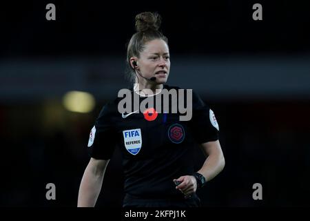 Arbitro della partita Kirsty Dowle durante il Barclays fa Women's Super League match tra Arsenal e Manchester United all'Emirates Stadium, Londra, sabato 19th novembre 2022. (Credit: Tom West | MI News) Credit: MI News & Sport /Alamy Live News Foto Stock