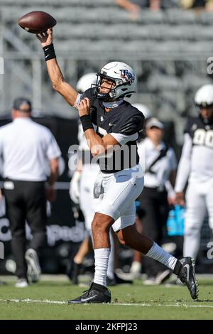 19 novembre 2022: Il quartback di UCF Knights MIKEY KEENE (13) si scalda durante la partita di football dei University of Central Florida Knights e della NCAA dei Navy Midshipmen al FBC Mortgage Stadium di Orlando, Florida, il 19 novembre 2022. (Credit Image: © Cory Knowlton/ZUMA Press Wire) Foto Stock