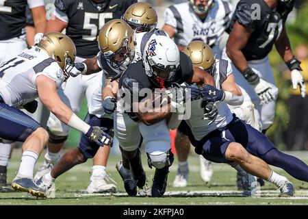 19 novembre 2022: UCF Knights che corre indietro RJ HARVEY (22) corre a metà durante la University of Central Florida Knights e la partita di calcio NCAA dei Navy Midshipmen al FBC Mortgage Stadium di Orlando, Florida, il 19 novembre 2022. (Credit Image: © Cory Knowlton/ZUMA Press Wire) Foto Stock