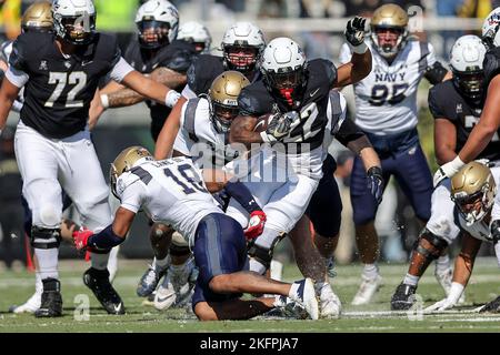 19 novembre 2022: UCF Knights che corre indietro RJ HARVEY (22) corre a metà durante la University of Central Florida Knights e la partita di calcio NCAA dei Navy Midshipmen al FBC Mortgage Stadium di Orlando, Florida, il 19 novembre 2022. (Credit Image: © Cory Knowlton/ZUMA Press Wire) Foto Stock