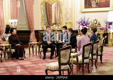 Bangkok. 19th Nov 2022. Il presidente cinese Xi Jinping e Madame Peng Liyuan incontrano il re tailandese Maha Vajiralongkorn Phra Vajiraklaochaoyuhua e la regina Suthida Bajrasudhabimalakshana al Grand Palace di Bangkok, Thailandia, 18 novembre 2022. Credit: Notizie dal vivo su Xinhua/Alamy Foto Stock