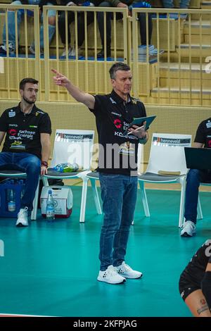 Wiesbaden, Germania. 19th Nov 2022. Wiesbaden, Germania, novembre 19th 2022: Il capo allenatore di Dresda Alexander Waibl durante il maintround del 1. Partita di pallavolo della Bundesliga Frauen tra VC Wiesbaden e Dresdner SC allo Sporthalle am Platz der Deutschen Einheit di Wiesbaden, Germania. (Norina Toenges/Sports Press Photo/SPP) Credit: SPP Sport Press Photo. /Alamy Live News Foto Stock