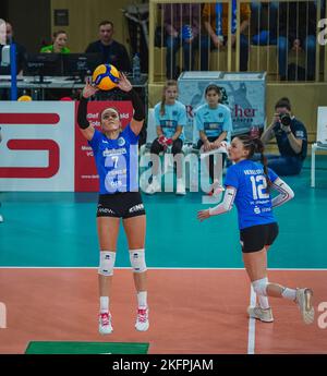 Wiesbaden, Germania. 19th Nov 2022. Wiesbaden, Germania, novembre 19th 2022: Natalia Gajewska (7 Wiesbaden) controlla la palla durante il giro principale della 1. Partita di pallavolo della Bundesliga Frauen tra VC Wiesbaden e Dresdner SC allo Sporthalle am Platz der Deutschen Einheit di Wiesbaden, Germania. (Norina Toenges/Sports Press Photo/SPP) Credit: SPP Sport Press Photo. /Alamy Live News Foto Stock