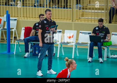Wiesbaden, Germania. 19th Nov 2022. Wiesbaden, Germania, novembre 19th 2022: Il capo allenatore di Dresda Alexander Waibl durante il maintround del 1. Partita di pallavolo della Bundesliga Frauen tra VC Wiesbaden e Dresdner SC allo Sporthalle am Platz der Deutschen Einheit di Wiesbaden, Germania. (Norina Toenges/Sports Press Photo/SPP) Credit: SPP Sport Press Photo. /Alamy Live News Foto Stock