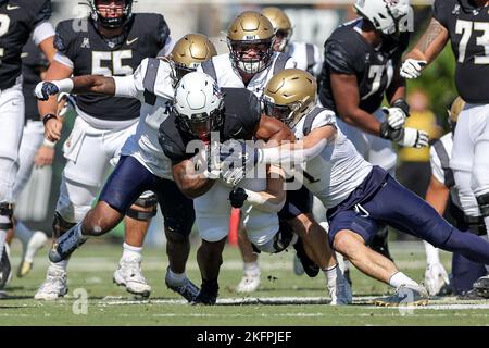 19 novembre 2022: UCF Knights che corre indietro RJ HARVEY (22) corre a metà durante la University of Central Florida Knights e la partita di calcio NCAA dei Navy Midshipmen al FBC Mortgage Stadium di Orlando, Florida, il 19 novembre 2022. (Credit Image: © Cory Knowlton/ZUMA Press Wire) Foto Stock