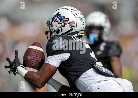 19 novembre 2022: Il ricevitore UCF Knights Wide XAVIER TOWNSEND (3) riceve un punt durante la partita di football dei Navy Midshipmen NCAA all'FBC Mortgage Stadium di Orlando, Florida, il 19 novembre 2022. (Credit Image: © Cory Knowlton/ZUMA Press Wire) Foto Stock