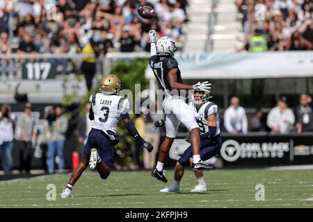 19 novembre 2022: JAVON BAKER (1), ricevitore dell'UCF Knights Wide, perde una cattura durante la partita di football dell'University of Central Florida Knights e del Navy Midshipmen NCAA al FBC Mortgage Stadium di Orlando, Florida, il 19 novembre 2022. (Credit Image: © Cory Knowlton/ZUMA Press Wire) Foto Stock