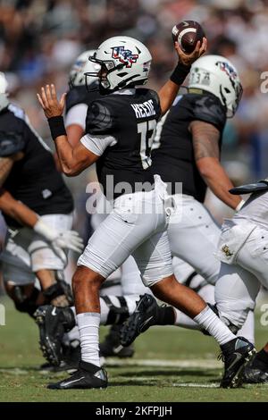 19 novembre 2022: Il quartback di UCF Knights MIKEY KEENE (13) lancia la palla durante la University of Central Florida Knights e la partita di calcio NCAA dei Navy Midshipmen al FBC Mortgage Stadium di Orlando, Florida, il 19 novembre 2022. (Credit Image: © Cory Knowlton/ZUMA Press Wire) Foto Stock