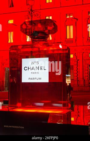 Milano, Italia, 20 dicembre 2018: Chanel, profumiere francese con la sua edizione limitata rossa numero 5 profumo in esposizione con sfondo rosso attrae Foto Stock