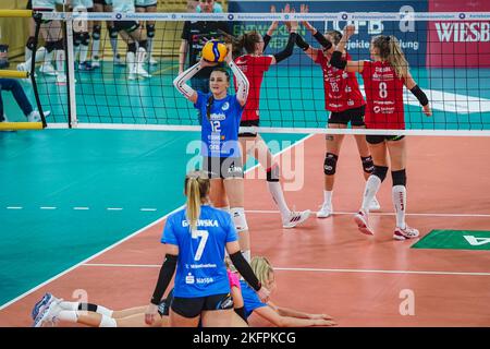Wiesbaden, Germania. 19th Nov 2022. Wiesbaden, Germania, 19th 2022 novembre: Nina Herelova (12 Wiesbaden) dopo un punto mancato durante il maintround della 1. Partita di pallavolo della Bundesliga Frauen tra VC Wiesbaden e Dresdner SC allo Sporthalle am Platz der Deutschen Einheit di Wiesbaden, Germania. (Norina Toenges/Sports Press Photo/SPP) Credit: SPP Sport Press Photo. /Alamy Live News Foto Stock